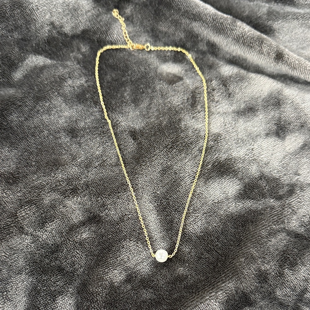 Elegant Gold Necklace with Pearl Accent